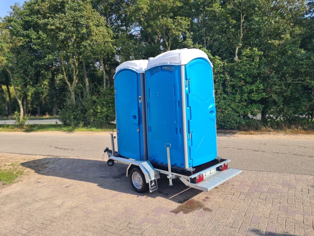 Toiletcabine op aanhangwagen dubbel 3